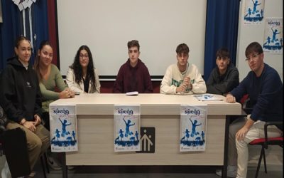 Los alumnos de segundo curso del CFGM de Actividades Comerciales realizan una práctica relacionada con el módulo de Servicios de Atención Comercial