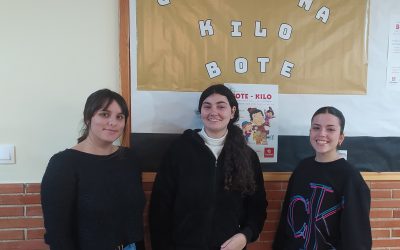 Los alumnos del ciclo de actividades comerciales implicados con la campaña del bote y del kilo