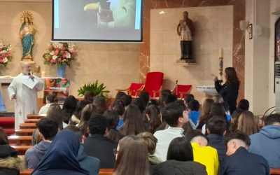 Un Don Bosco alegre visita nuestro colegio