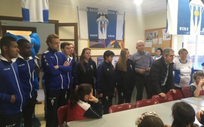 Varios integrantes de las plantillas del Alcoyano visitan el comedor escolar de Salesianos San Vicente Ferrer