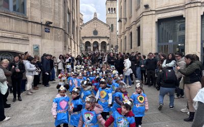 Los niños de Infantil y Primer Ciclo de Primaria de Salesianos San Vicente Ferrer llenan de color el barrio en su Desfile de Carnaval 🎭🎉